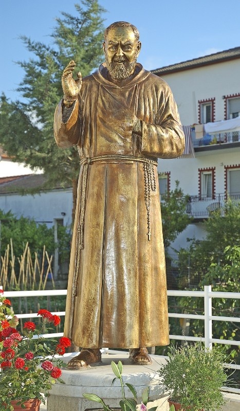 Ambrosetti E. (2000), Statua con San Pio da Pietrelcina