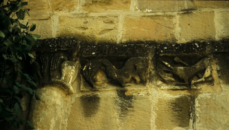 Maestranze marchigiane sec. X, Frammenti in pietra con animali favolosi