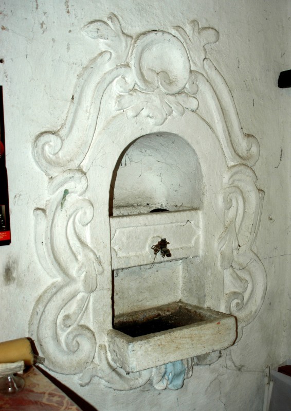 Stuccatora campano sec. XIX, Fontana da sacrestia