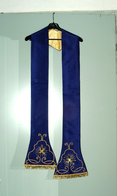 Manifattura italiana sec. XX, Stola blu con ricami in oro