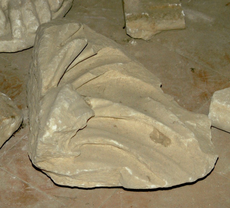 Marmoraro campano sec. IV, Frammento di statua con abito togato
