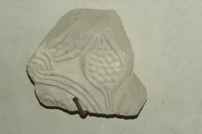 Marmoraro campano sec. IX - X, Frammento di transenna con pigna