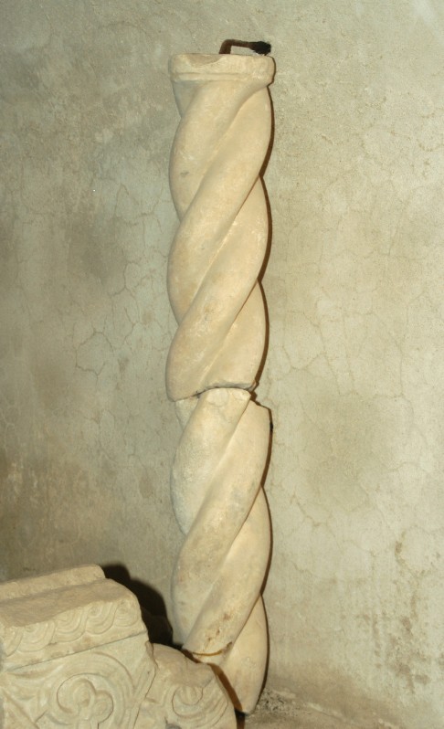 Marmoraro campano sec. IX - X, Frammento di colonna tortile medievale
