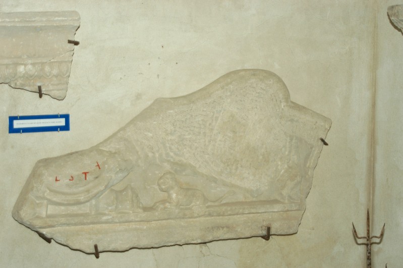 Marmoraro campano sec. IV, Frammento di sarcofago romano con cane