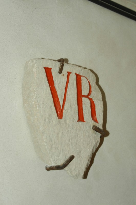 Marmoraro campano sec. VII, Frammento di lapide VR