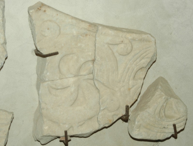 Marmoraro campano sec. IX - X, Frammento di transenna con motivo floreale