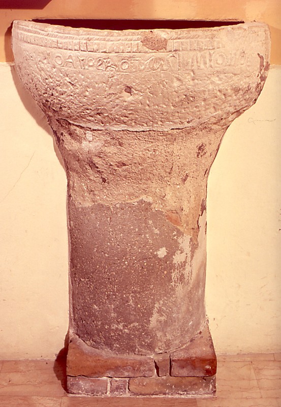 Ambito abruzzese sec. XI, Fonte battesimale con fregi geomentrici sul bordo