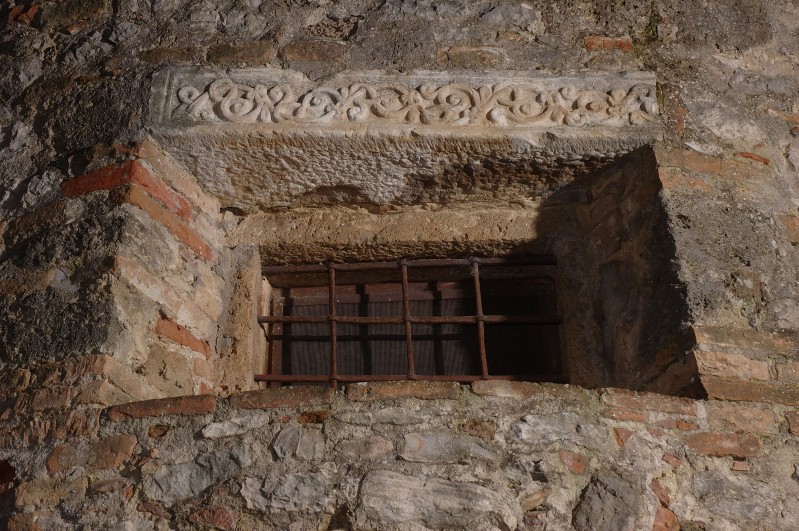 Ambito abruzzese sec. XI, Cornice architettonica