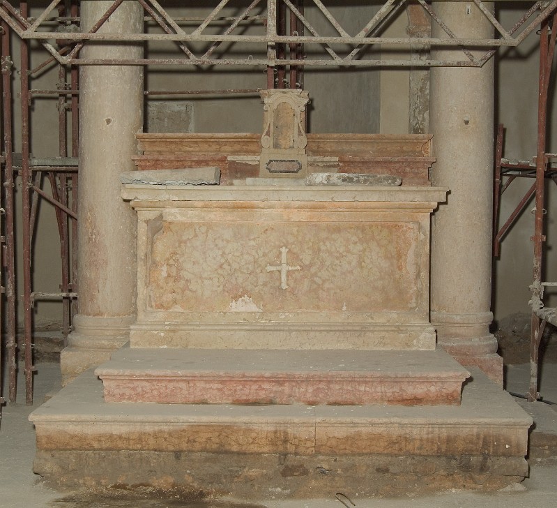 Maestranze venete sec. XIII, Altare con croce a terminazioni gigliate