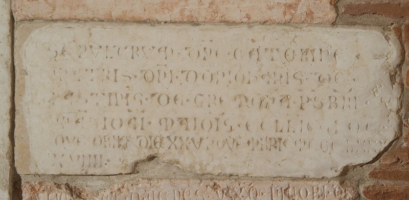 Bott. Italia sett. sec. XIV, Lapide "SEPVLCRVM" a caratteri unciali