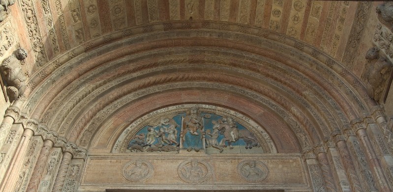 Nicolò (1139), Arcata del portale con motivi ornamentali