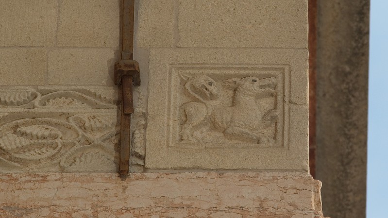 Maestranze Italia sett. sec. XII, Rilievo con cane e serpente