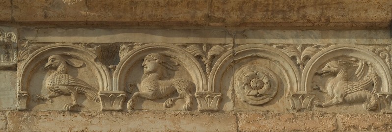 Maestranze Italia sett. sec. XII, Animali mitologici entro arcatelle