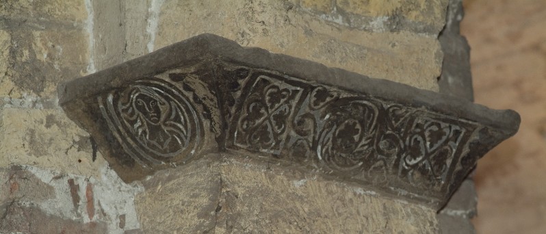 Bott. veronese sec. XI-XII, Pulvino con girali e busto femminile