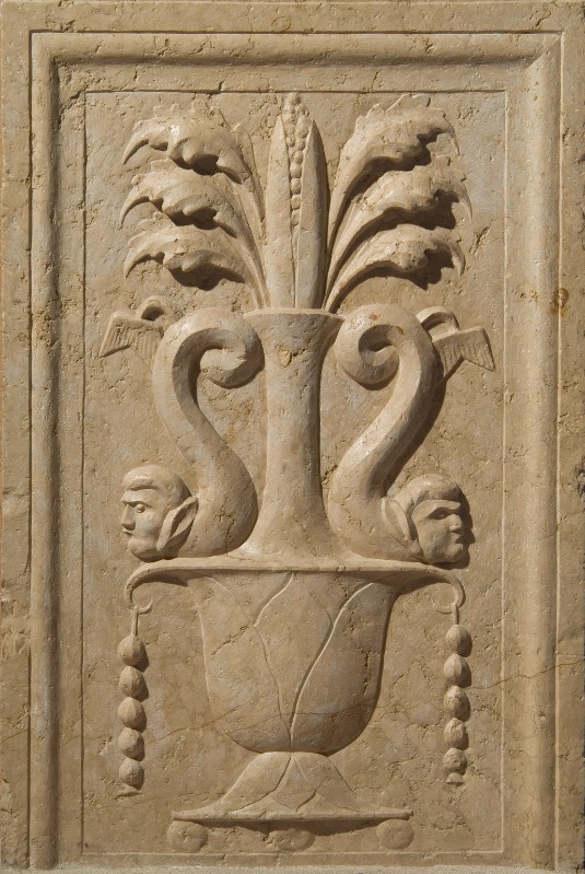 Falconetto G. M. (1503), Basamento con vaso e due mostri marini