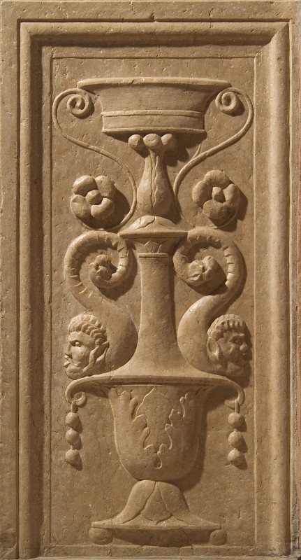 Falconetto G. M. (1503), Basamento con vaso a foglie e tre pallini