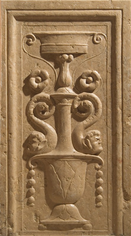 Falconetto G. M. (1503), Basamento con mostri marini e due fiori