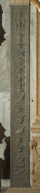 Da Lugo D. sec. XVI, Pilastro con motivo decorativo a panoplia 2/2