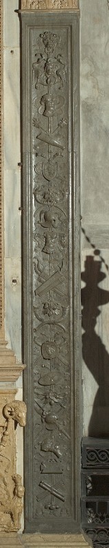 Da Lugo D. sec. XVI, Pilastro con motivo decorativo a panoplia 1/2
