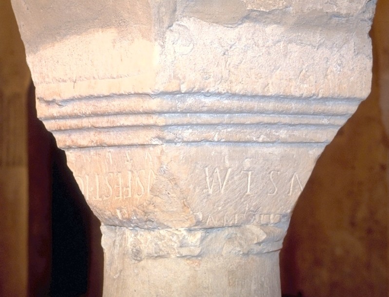 Maestranze Italia sett. sec. VIII-IX, Capitello con iscrizione