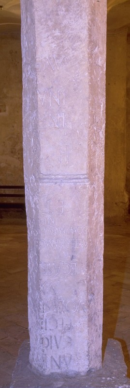 Maestranze Italia sett. sec. VIII-IX, Colonna con iscrizione