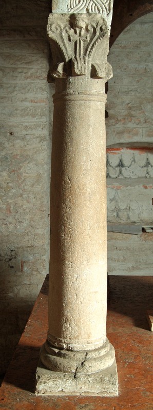Maestranze lombarde sec. VIII, Colonna con capitello con croce latina