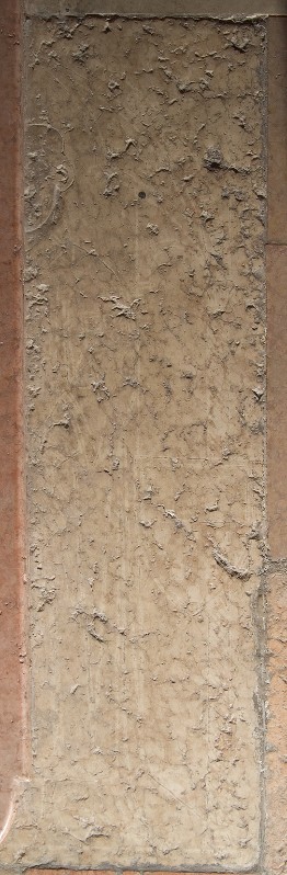 Bott. Italia sett. sec. XIV, Lapide coperta da gradino
