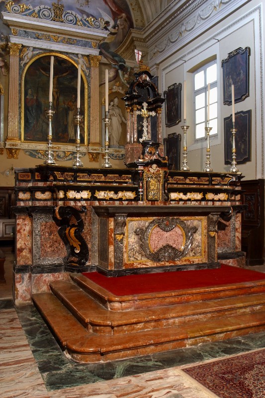 Ambito lombardo sec. XVIII, Altare maggiore con Agnus Dei sulla tribuna