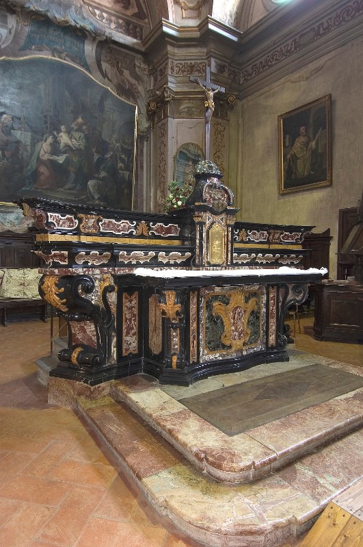Ruggeri G. sec. XVII-XVIII, Altare maggiore con decori profilati in marmo bianco