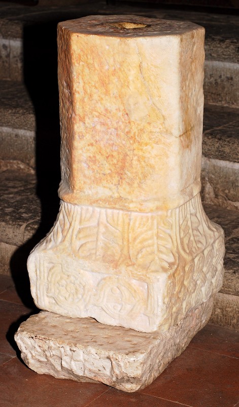 Bottega italiana sec. X, Frammento di colonna con capitello