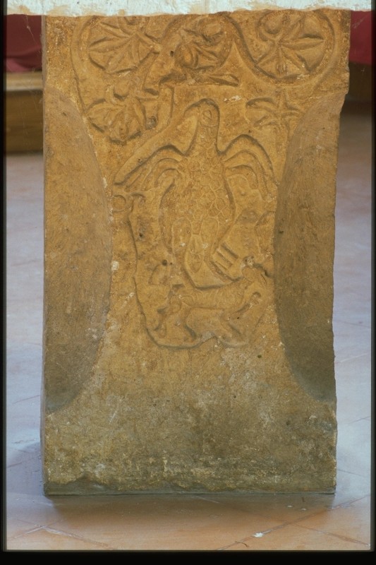 Ambito romagnolo secc. IX-X, Cippo di altare con racemi e volatile
