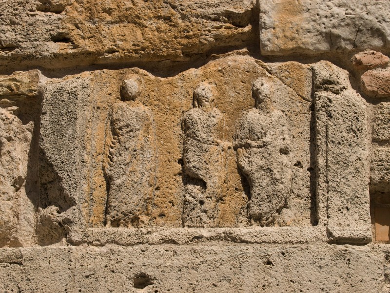 Bottega amerina secc. I-III, Lastra tombale con tre figure umane