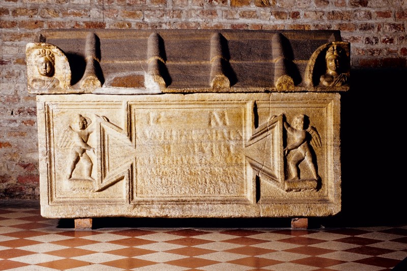 Ambito veneto sec. II, Fronte di sarcofago con eroti reggenti tabula ansata