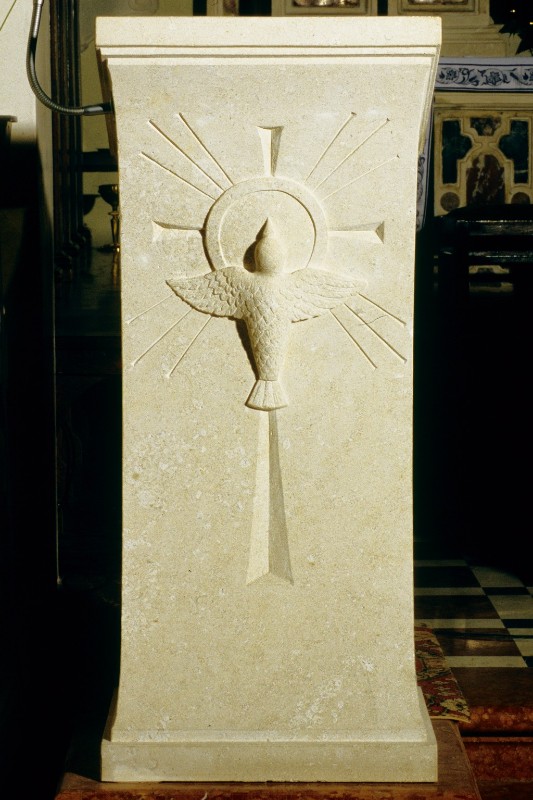 Ditta Grassi A. (1984), Ambone in pietra bianca scolpita