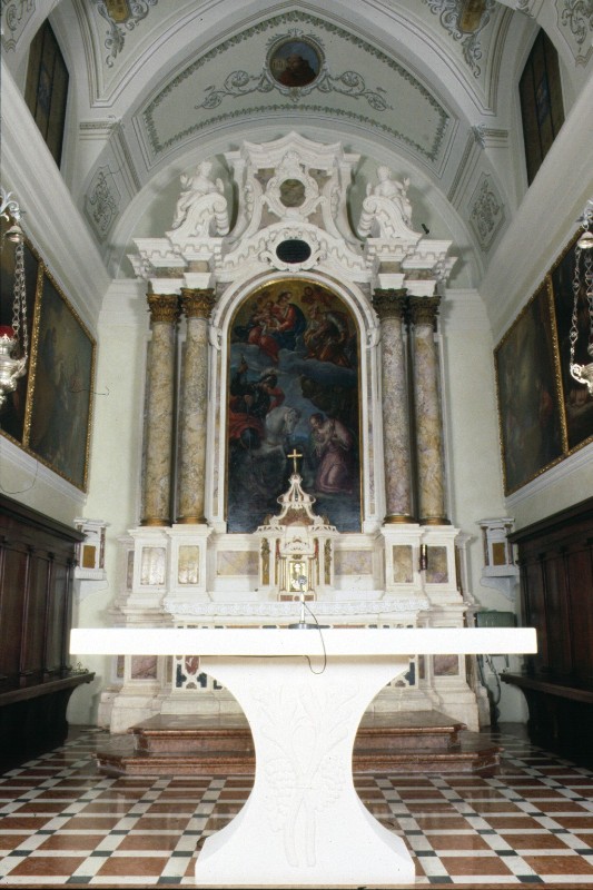 Ditta Grassi Achille (1984), Altare al popolo in pietra bianca scolpita