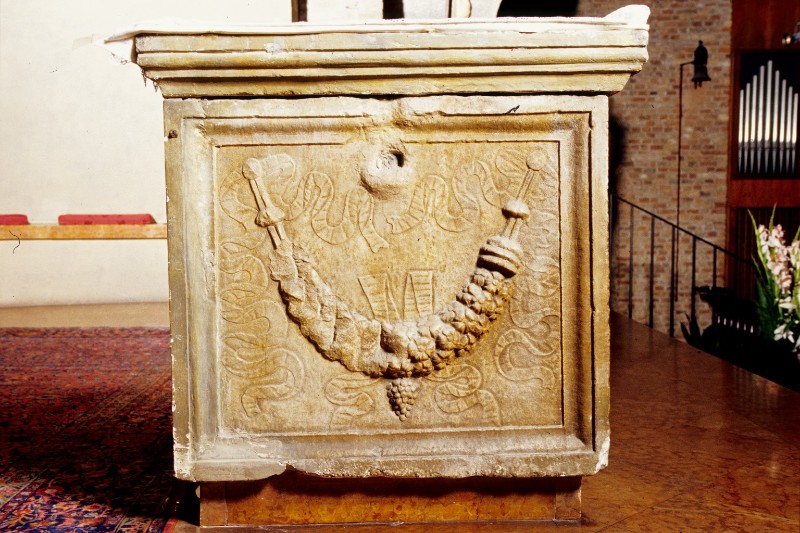 Ambito veneto sec. II, Fianco destro del sarcofago dell'altare maggiore