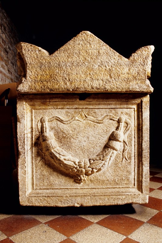 Ambito veneto sec. II, Fianco di sarcofago con festone 2/2