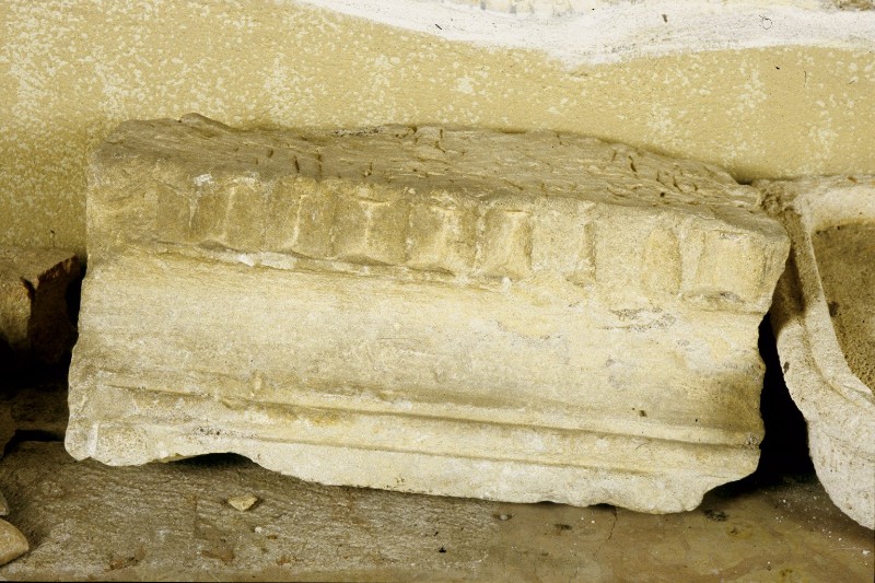 Bottega veneta secc. II-III, Fregio con decorazione a dentelli