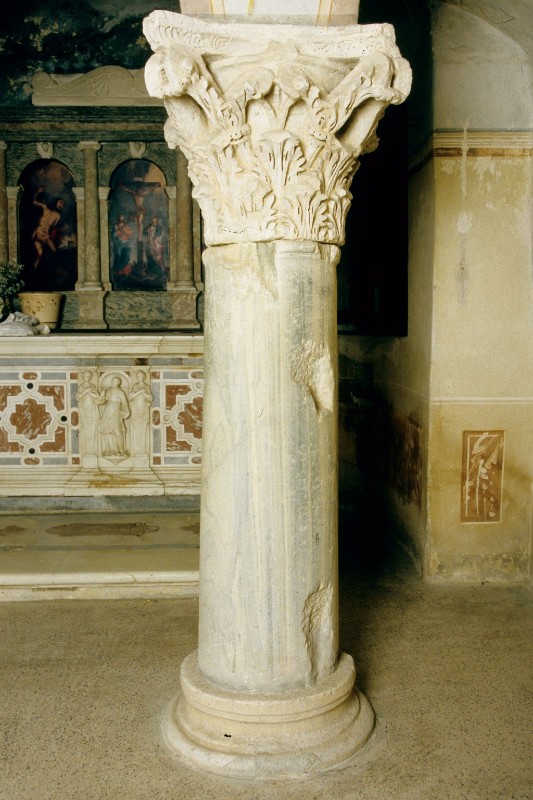 Maestranze venete secc. I-III, Colonna in marmo grigio