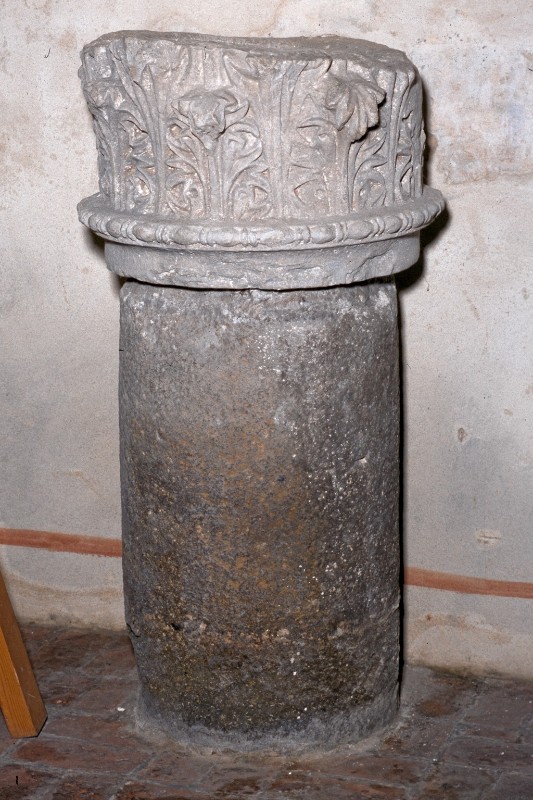 Ambito veneto secc. III-IV, Acquasantiera con capitello corinzio