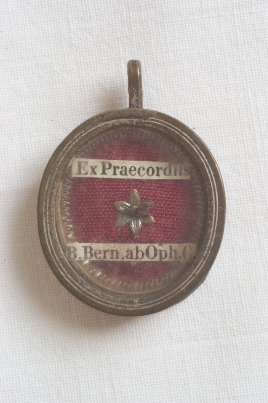 Ambito italiano sec. XIX, Reliquiario a medaglione del Beato Bernardo da Offida