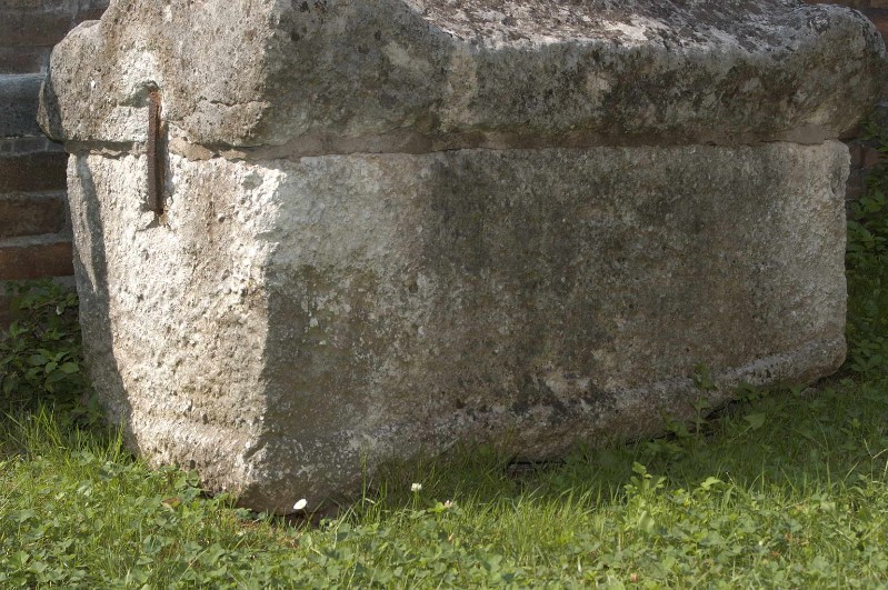 Ambito ravennate-bizantino sec. VI, Cassa di sarcofago piccolo e grappe in ferro