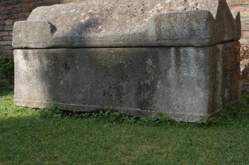 Ambito ravennate-bizantino secc. VI-VII, Cassa di sarcofago a acroterio basso