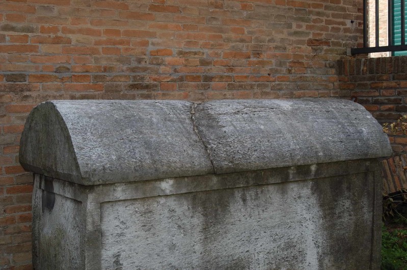 Ambito ravennate-bizantino sec. VI, Coperchio di sarcofago con cornici lisce