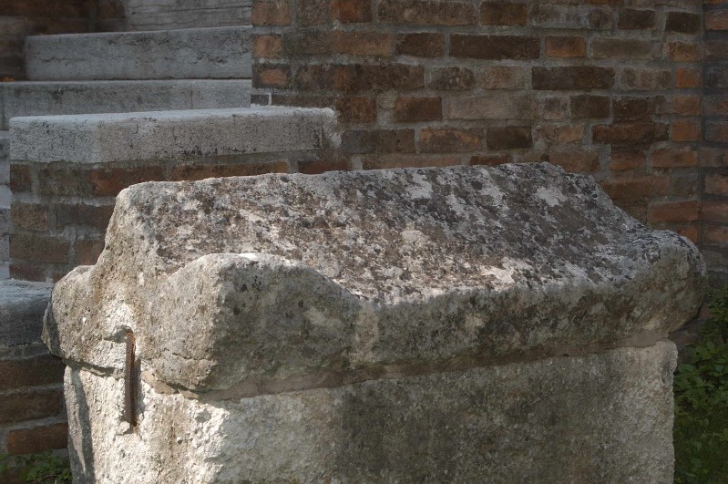Ambito ravennate-bizantino sec. VI, Coperchio di sarcofago piccolo con grappe
