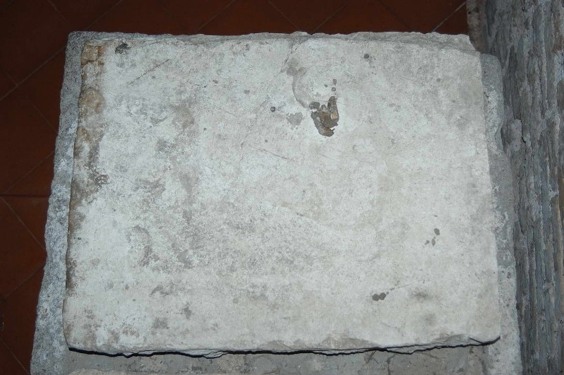 Ambito italiano secc. V-VIII, Frammento di coperchio di sarcofago in pietra 1/2
