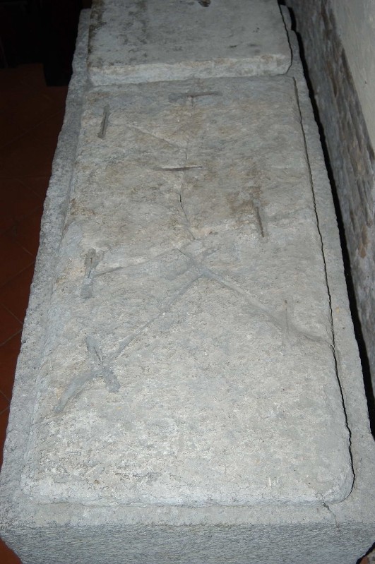 Ambito italiano secc. V-VIII, Frammento di coperchio di sarcofago in pietra 2/2