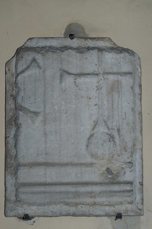 Ambito ravennate-bizantino sec. VII, Frammento di pluteo con croce e Chrismon