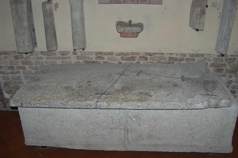 Ambito italiano sec. VI, Coperchio di sarcofago fratturato in cinque parti