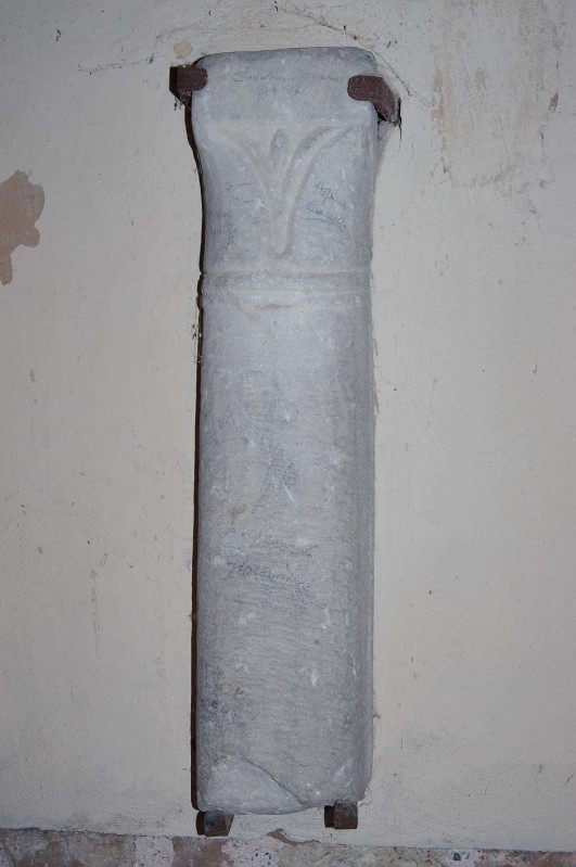 Ambito ravennate-bizantino sec. VIII, Frammento di pilastrino con capitello